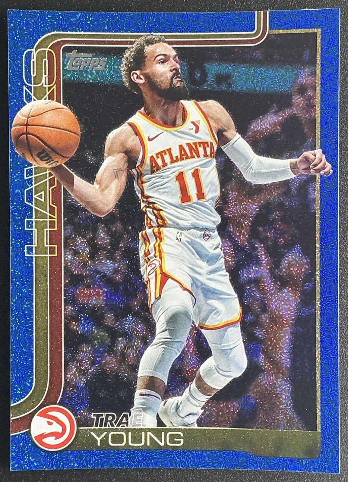 TRAE YOUNG 2025-26 TOPPS #61 BLUE SANDGLITTER HAWKS