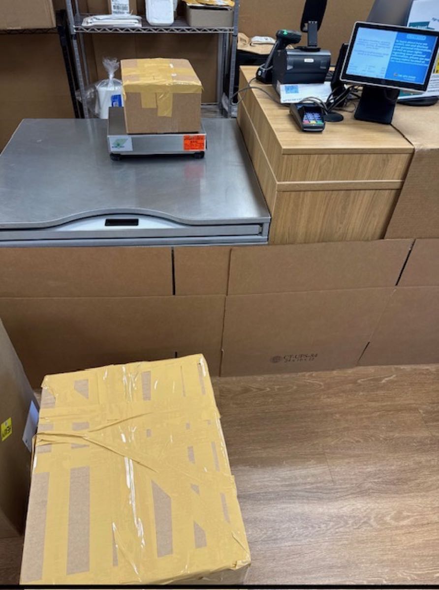 Packing station with a shipping scale where the collection was processed after verification